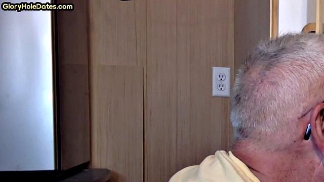 Мохнатый мишка с усами ловит удачу у дырки