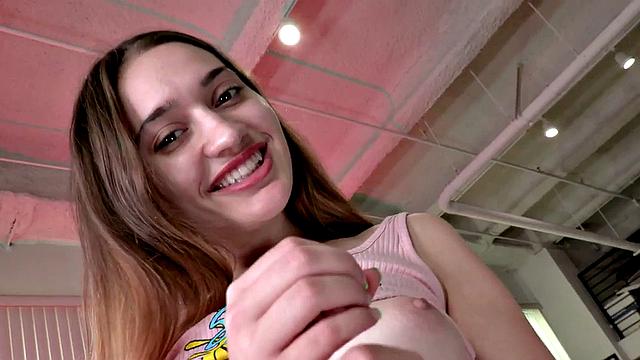 развратная подруга льет масло, дрочит и стебет парня без остановки