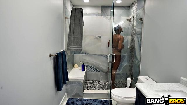 Кэй Лавли не удержалась и захотела попробовать огромный член соседа по комнате Джонатана Джордана. Она подглядела за ним в душе, потрогала, отсосала и села сверху, пока он жестко не кончил ей на лицо.