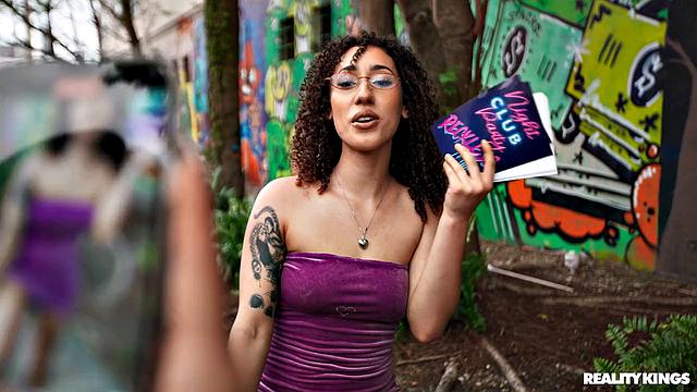 городские тусовщицы ловят парня и трахают на толпу