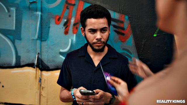 городские тусовщицы ловят парня и трахают на толпу