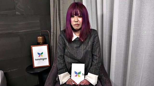 Шиори Фуджимори в розовом белье страстно сосёт и принимает в себя