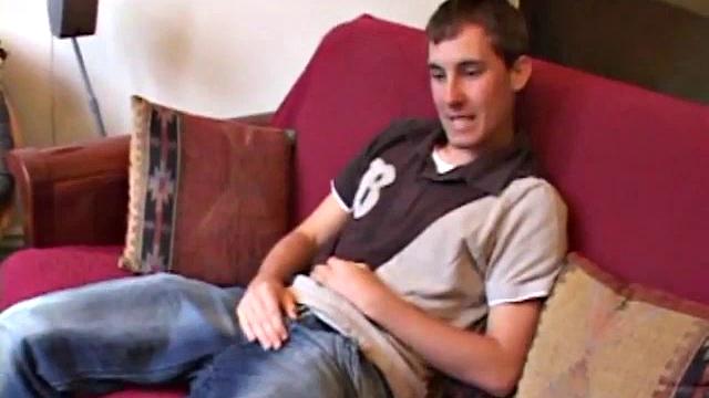 Кифер Фокс медленно дрочит свой толстый член и кончает