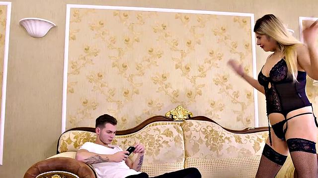 он шутит кулаком - зрелая дама принимает вызов как чемпионка