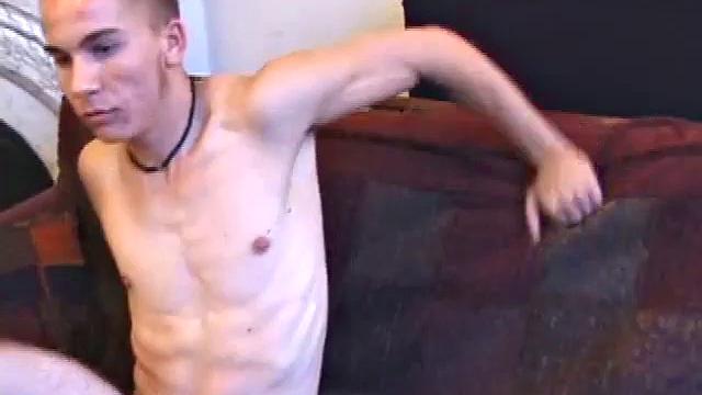 Брок Лабелли и Марк делают минет и дрочат друг другу по-гейски.