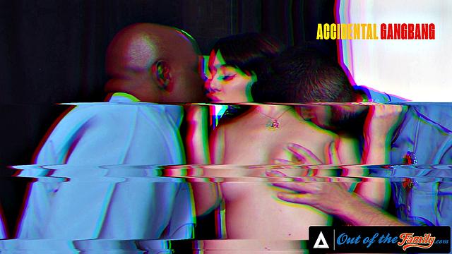 Парень изменяет взрослой подруге с её зрелой дочерью Evelin Stone, пока та не видит.