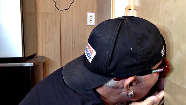 зрелый мужик на глориоле принимает в зад после грязного минета