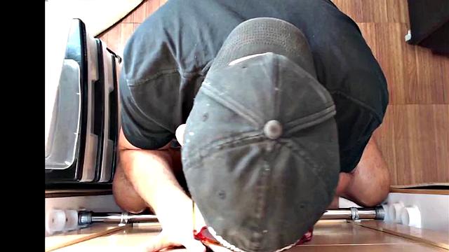 зрелый мужик на глориоле принимает в зад после грязного минета