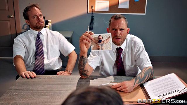 Детектив трахает заключённую Джину Валентину на допросе в тюрьме.