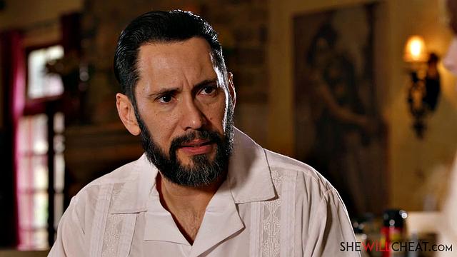 Пока Джиллиан Джансон ругается с мужем, её друг жёстко её трахает на старой кровати.