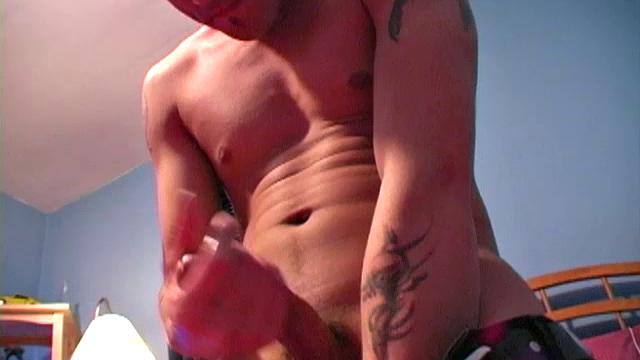 Джек Блейд играет с членом без лишних свидетелей, но финал видит весь интернет - гей дрочка по полной.