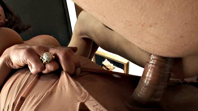 татуированная транса лижет ему жопу и доводит до оргазма