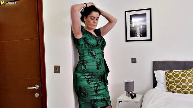 британская милфа лея раздвигает гладкую киску и получает по полной