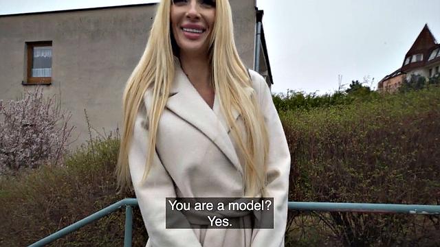 блондинка в кожаных перчатках словила белый хуй и чуть в лужу не превратилась