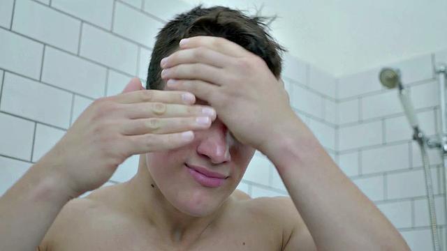 Hung muscle wanking solo while showing body off