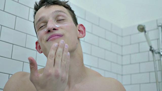 Hung muscle wanking solo while showing body off