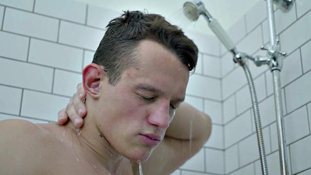 Hung muscle wanking solo while showing body off