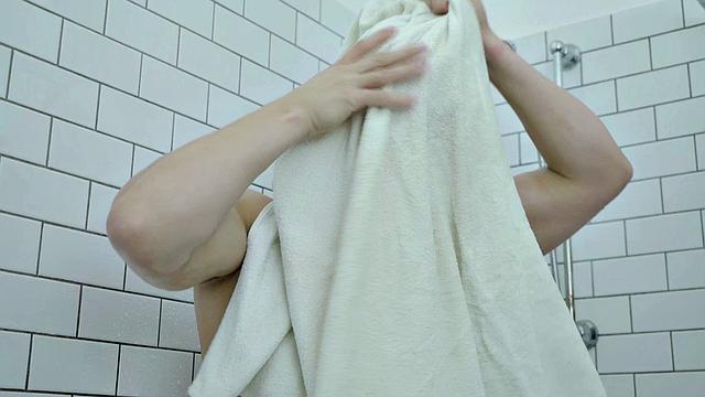 Hung muscle wanking solo while showing body off