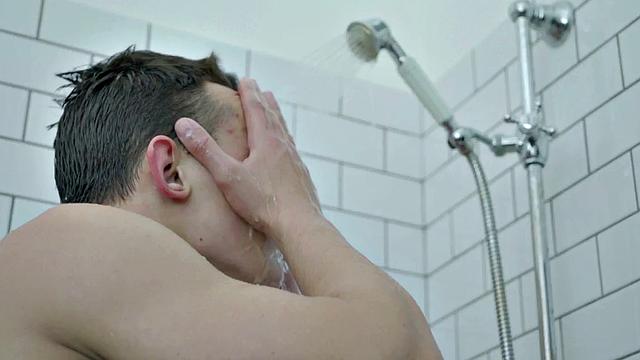 Hung muscle wanking solo while showing body off