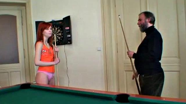 Рыжая малолетка заглатывает дедову болт и скачет как цирковая лошадка