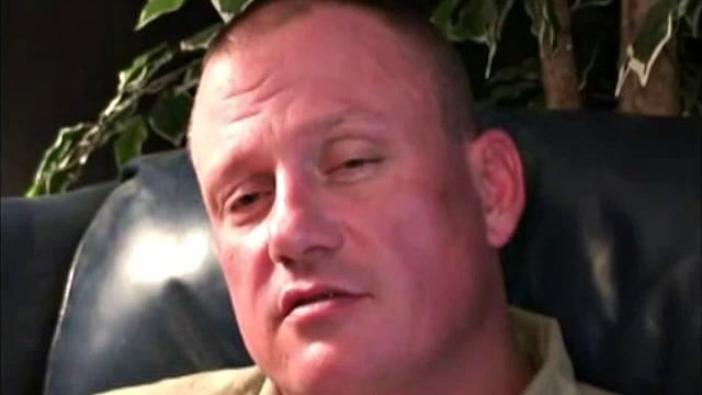 смотри, как крис дрочит и кончает по-взрослому