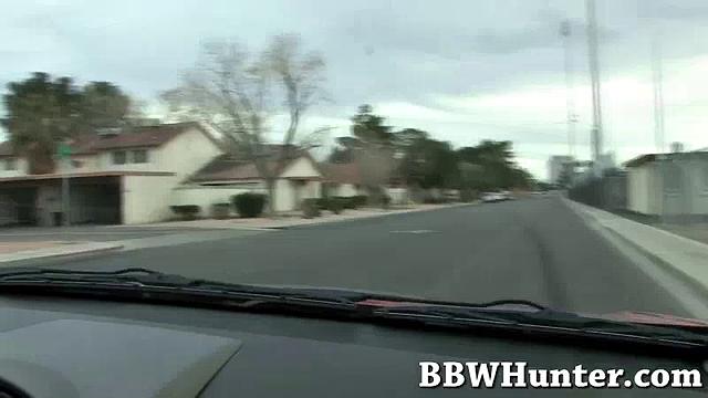 пышная чернокожая красотка раздевается и жарко трахается