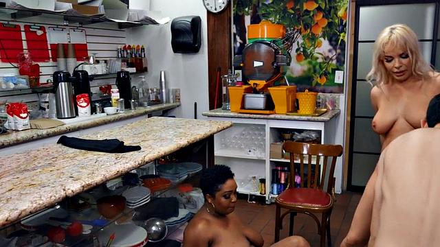 Blonde cougar stuffed by lil guy in ffm after giving him bj