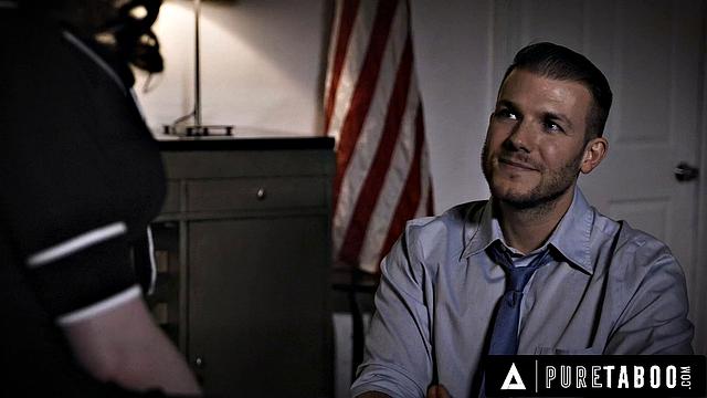 Еvelyn Claire изменяет политику с журналистом, куколд наблюдает как она наслаждается большим членом перед мужем-неудачником.