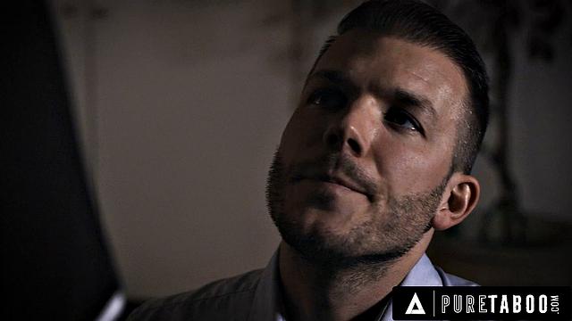 Еvelyn Claire изменяет политику с журналистом, куколд наблюдает как она наслаждается большим членом перед мужем-неудачником.