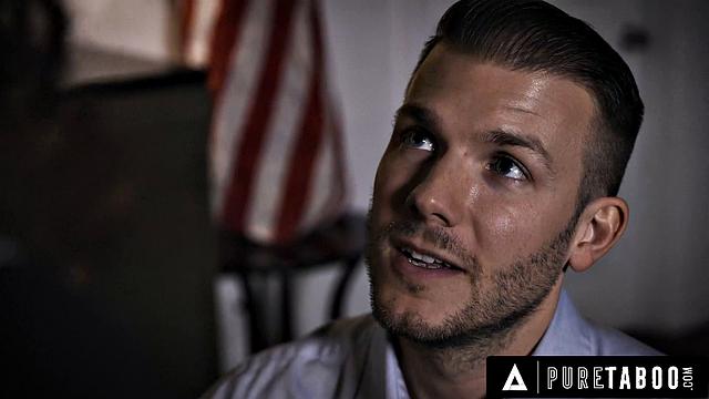 Еvelyn Claire изменяет политику с журналистом, куколд наблюдает как она наслаждается большим членом перед мужем-неудачником.