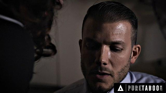 Еvelyn Claire изменяет политику с журналистом, куколд наблюдает как она наслаждается большим членом перед мужем-неудачником.