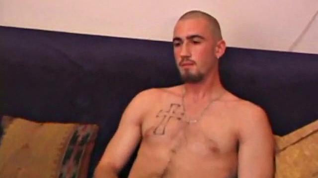 Донован дрочит свой член на камеру