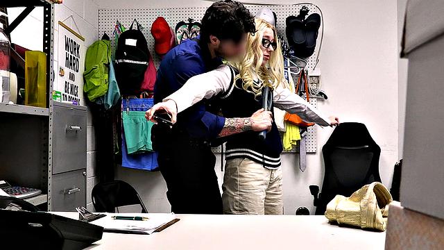 стеснительная блондинка в очках страстно трахается в подсобке