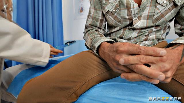 Докторша Кензи Ривз устраивает влажное групповое оплодотворение с Бейли Бейс и Скоттом Нейлсом на кушетке клиники, сперма льется рекой, а пизда в восторге от новых позиций и жадных языков.