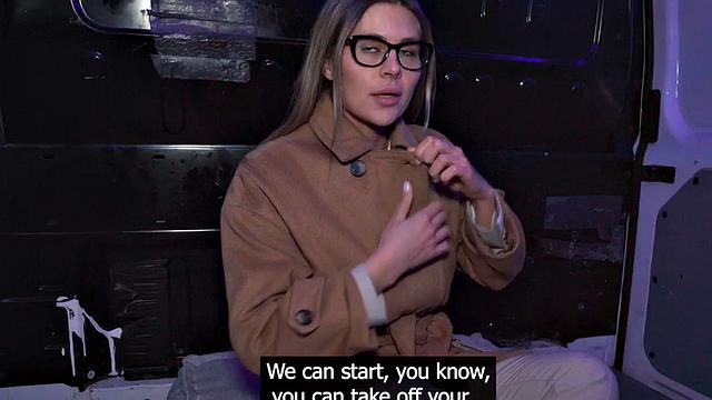 Маскированная нимфоманка трахается с фальшивым священником на улице