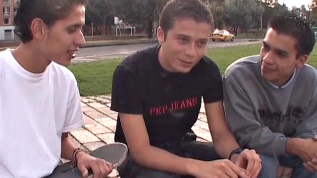 Juan Carlos and Santiago are boyfriends who hook up with Pedro and invite him over. Pedro doesn't know it, but the boys want to start a threesome with him.