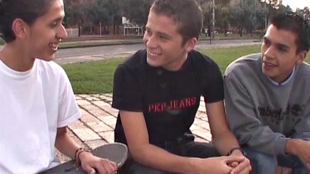 Juan Carlos and Santiago are boyfriends who hook up with Pedro and invite him over. Pedro doesn't know it, but the boys want to start a threesome with him.