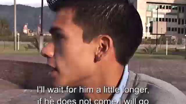 Juan Carlos and Santiago are boyfriends who hook up with Pedro and invite him over. Pedro doesn't know it, but the boys want to start a threesome with him.