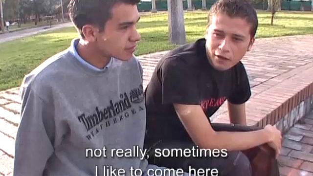 Juan Carlos and Santiago are boyfriends who hook up with Pedro and invite him over. Pedro doesn't know it, but the boys want to start a threesome with him.