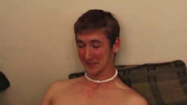 Михаил дрочит толстым дилдо и заливает спермой руку