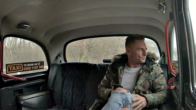 пышная блондинка скачет на члене в такси, потом жаркий миссионерский секс