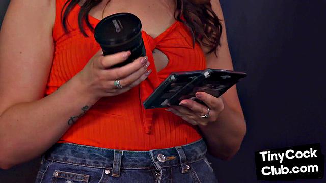 Фемдомша с упругой грудью насмешливо унижает неудачника с маленьким членом, не забыв про страпон - вот это шоу для взрослых!