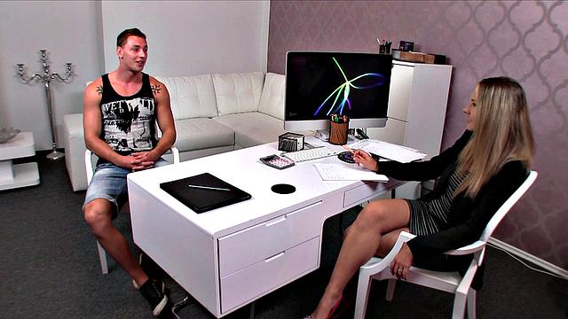 подкачанный парень жестко трахает на диване, а его блондинка раздвигает ноги на столе