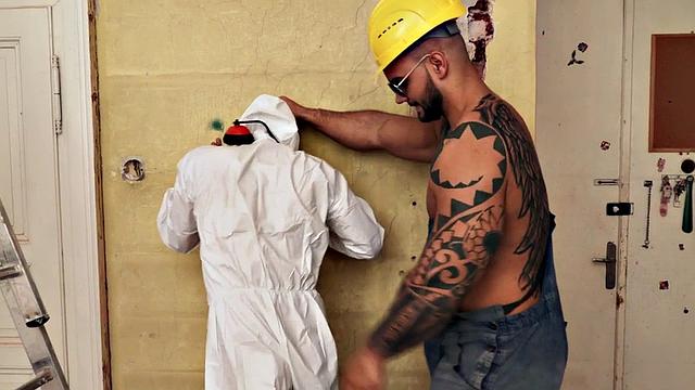 Tattooed hunk fucks twink in anal doggystyle