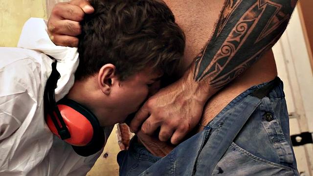 Tattooed hunk fucks twink in anal doggystyle