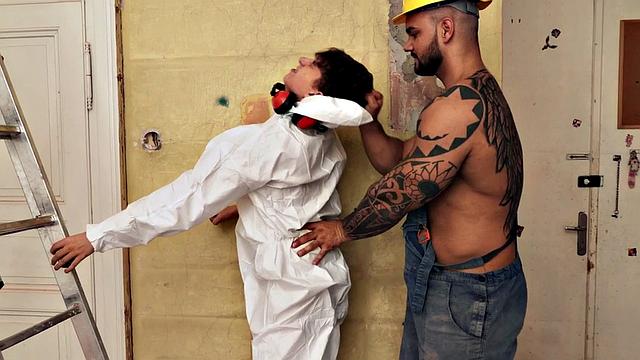 Tattooed hunk fucks twink in anal doggystyle