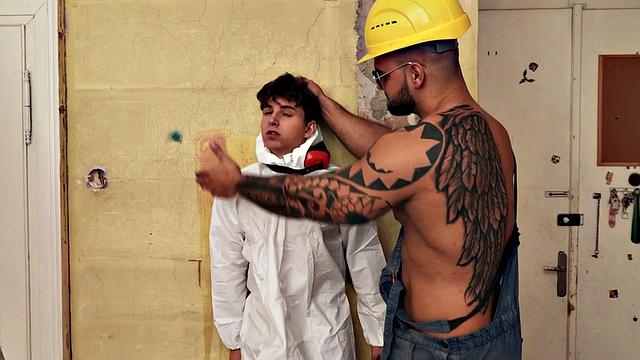 Tattooed hunk fucks twink in anal doggystyle