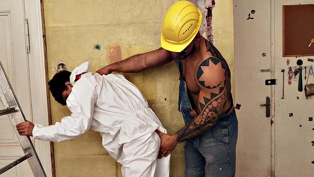 Tattooed hunk fucks twink in anal doggystyle