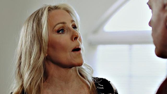 Insatiable bimbo cuntslammed