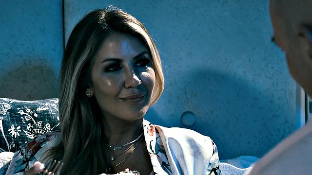 Insatiable bimbo cuntslammed